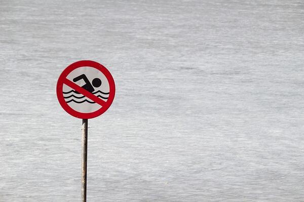 Bild vergrößern: schwimmen verboten