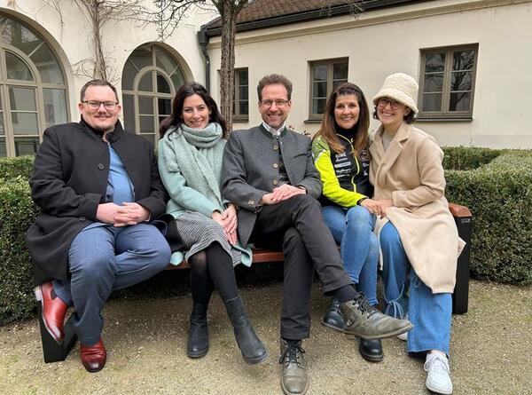Bild vergr&ouml;&szlig;ern: PM B&auml;nke lassen Rosengarten aufbl&uuml;hen