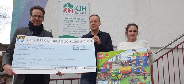 Bild vergr&ouml;&szlig;ern: Spenden&uuml;bergabe