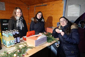 Bild vergr&ouml;&szlig;ern: Losverkauf auf der Weihnachtsfeier des Landratsamtes