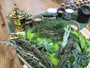 Bild vergr&ouml;&szlig;ern: R&auml;uchern mit Kr&auml;utern und Harzen