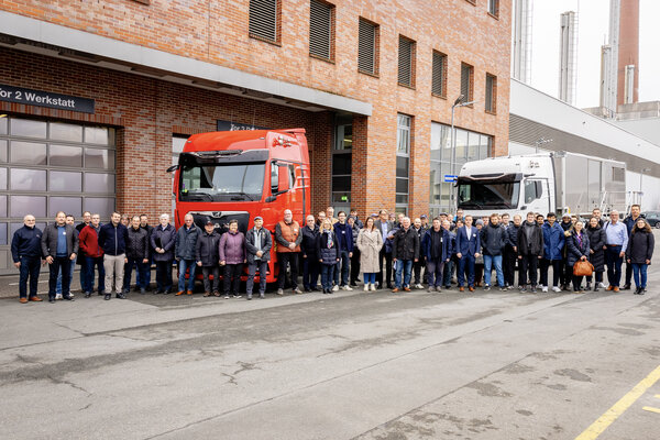Bild vergr&ouml;&szlig;ern: HY10-Wasserstoffcluster besucht MAN