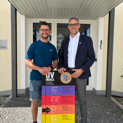 Bild vergr&ouml;&szlig;ern: &Uuml;bergabe UV-Tafeln Weichering