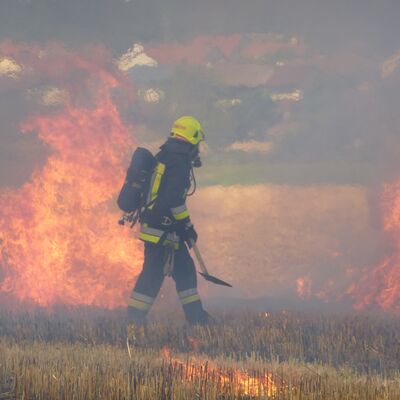 Bild vergrößern: Brandbekämpfung eines Stoppelfeldes im Sommer 2013